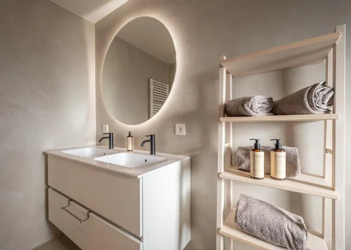 Bright Modern With Balcony Apartment *