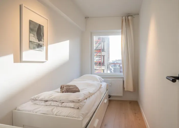 Bright Modern With Balcony